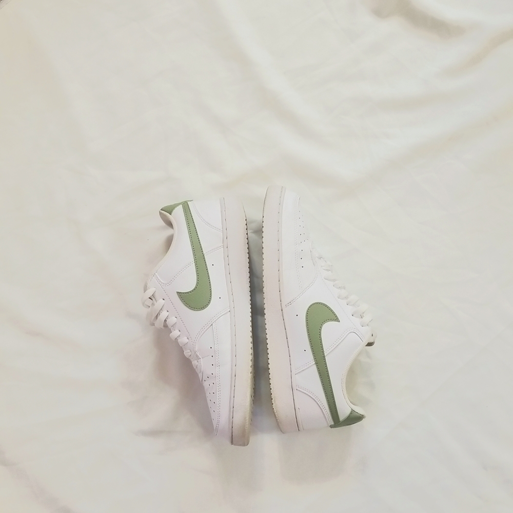 NIKE MEN'S SHOE sz. 9.5